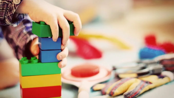 Geschlechterstereotypen in der Spielzeugkiste hinterfragen Geschlechterstereotypen in der Spielzeugkiste hinterfragen
