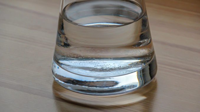 glass-4126848_1280 wasser Leitungswasser und Baby