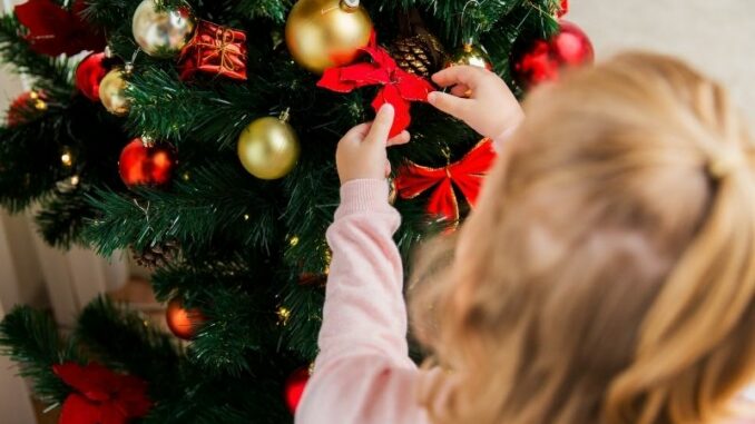 Dekorieren mit Kindern: Darauf sollte man in der Weihnachtszeit achten