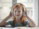 Urlaub mit Kindern: Warum man unbedingt Kopfhörer und Spielzeug dabeihaben sollte