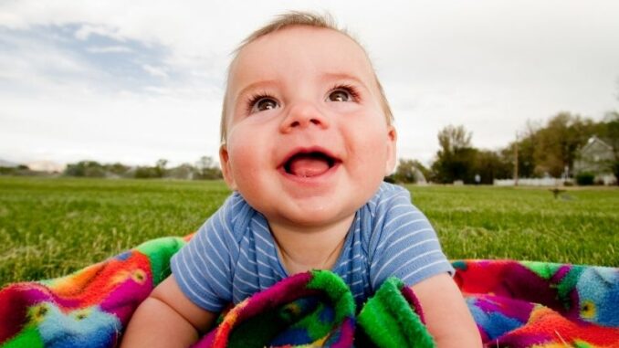 Im Frühling mit Ihrem Baby nach draußen Im Frühling mit Ihrem Baby nach draußen