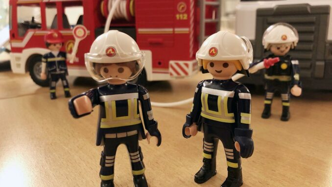 playmobil feuerwehrleitfahrzeug