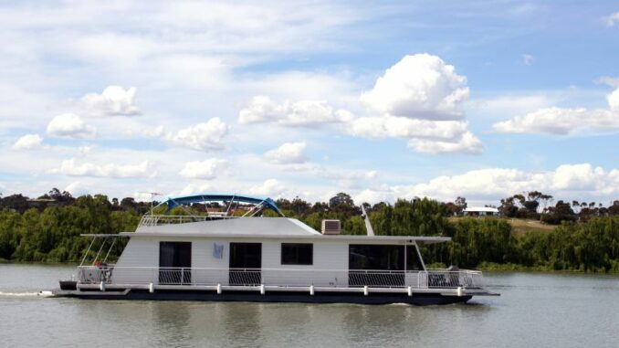 Ein Hausboot mieten mit Kindern: Spaß auf dem Wasser mit der Familie