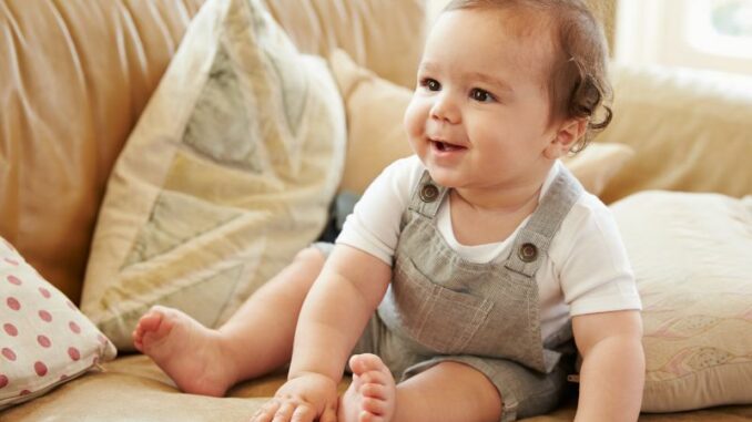 Baby-Latzhose – der Ratgeber rund um das praktische Kleidungsstück für Kleinkinder