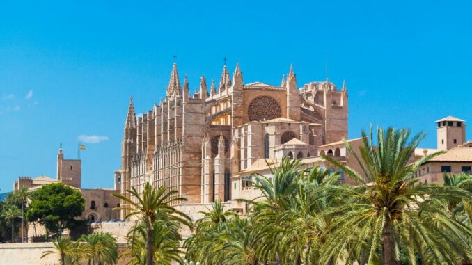 Warum Mallorca ein hervorragendes Reiseiziel für Familien mit Kindern ist Warum Mallorca ein hervorragendes Reiseiziel für Familien mit Kindern ist