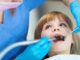 Wie Eltern ihre Kinder auf den ersten Zahnarztbesuch vorbereiten können