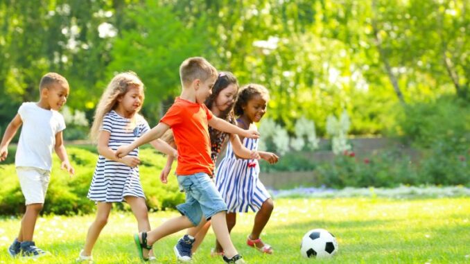 10 Rasenspiele für Kinder: Spaß und Aktivität im Freien