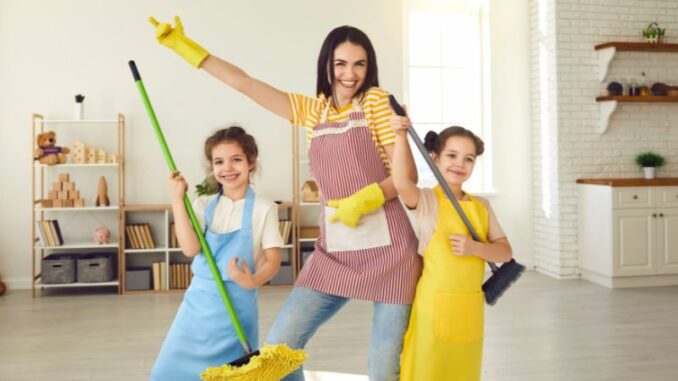 Spielerisches Lernen: Kinder spielend an Hausarbeit heranführen