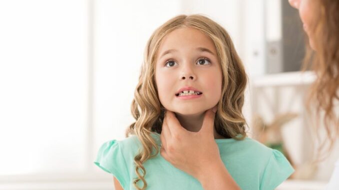 Halsbeschwerden beim Nachwuchs: das bringt rasche Linderung