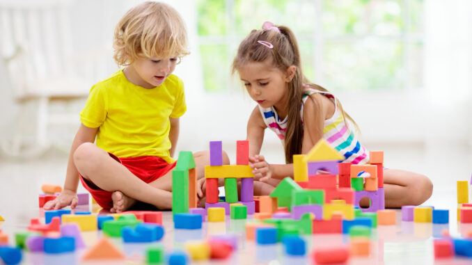 Wissen: Geschichte des Holzspielzeugs und seine Rückkehr in moderne Kinderzimmer